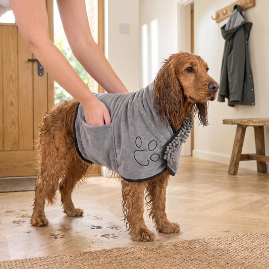 Hond afdrogen na een regenwandeling met een hondenhanddoek met handzakken