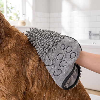 Chenille hondenhanddoek neemt vocht op uit natte hondenvacht